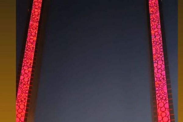 برواز دبي يضيء باللون الأحمر بمناسبة اليوم العالمي للثلاسيميا 