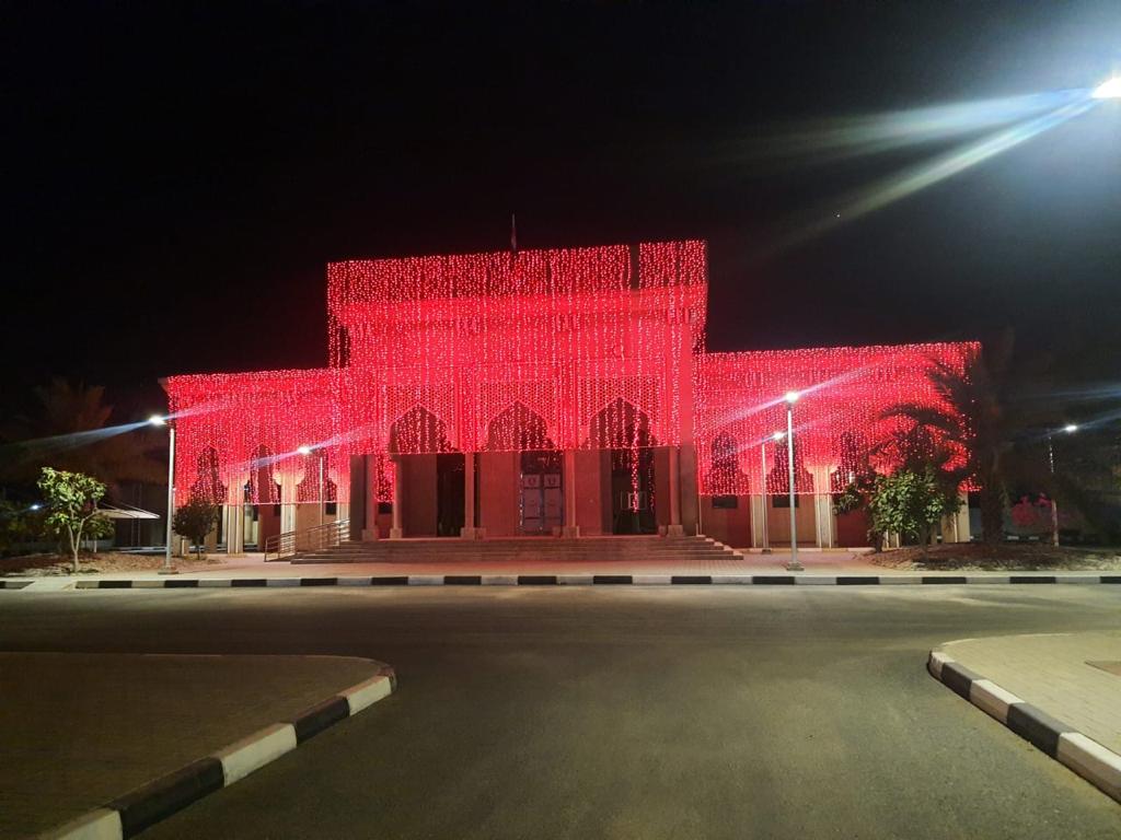 إضاءة مبنى بلدية الفجيرة باللون الأحمر بمناسبة اليوم العالمي للثلاسيميا