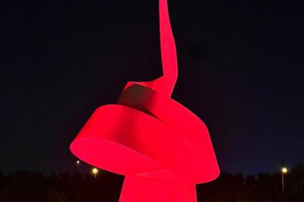 إضاءة نصب (بيت الحكمة) في إمارة الشارقة باللون الأحمر بمناسبة اليوم العالمي للثلاسيميا