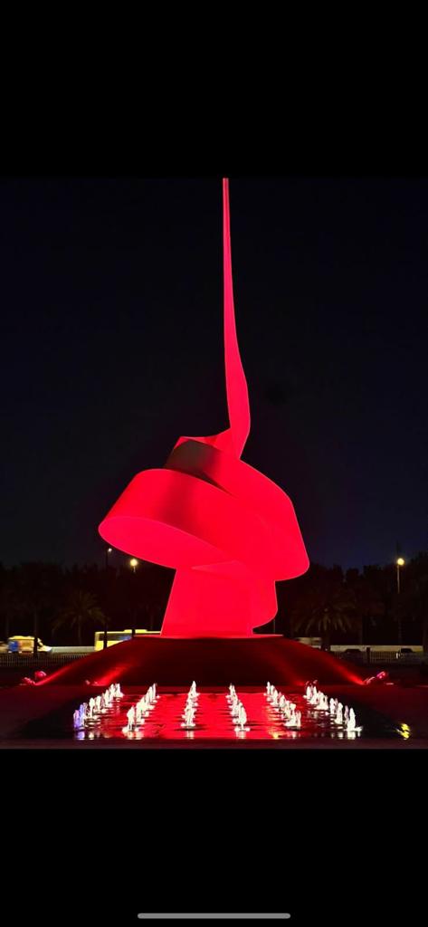 إضاءة نصب (بيت الحكمة) في إمارة الشارقة باللون الأحمر بمناسبة اليوم العالمي للثلاسيميا