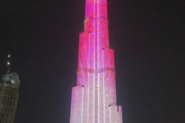برج خليفة يضيء احتفالاً باليوم العالمي للثلاسيميا